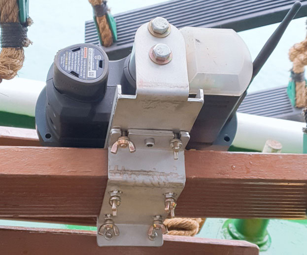 Remotely Controllable ship embarkment / disembarkment ladder fixing equipment[RPLF-900] 